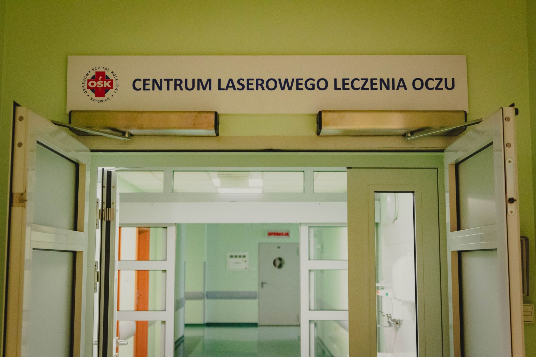 Wejście do Centrum Laserowego Badania Oczu w Katowicach
