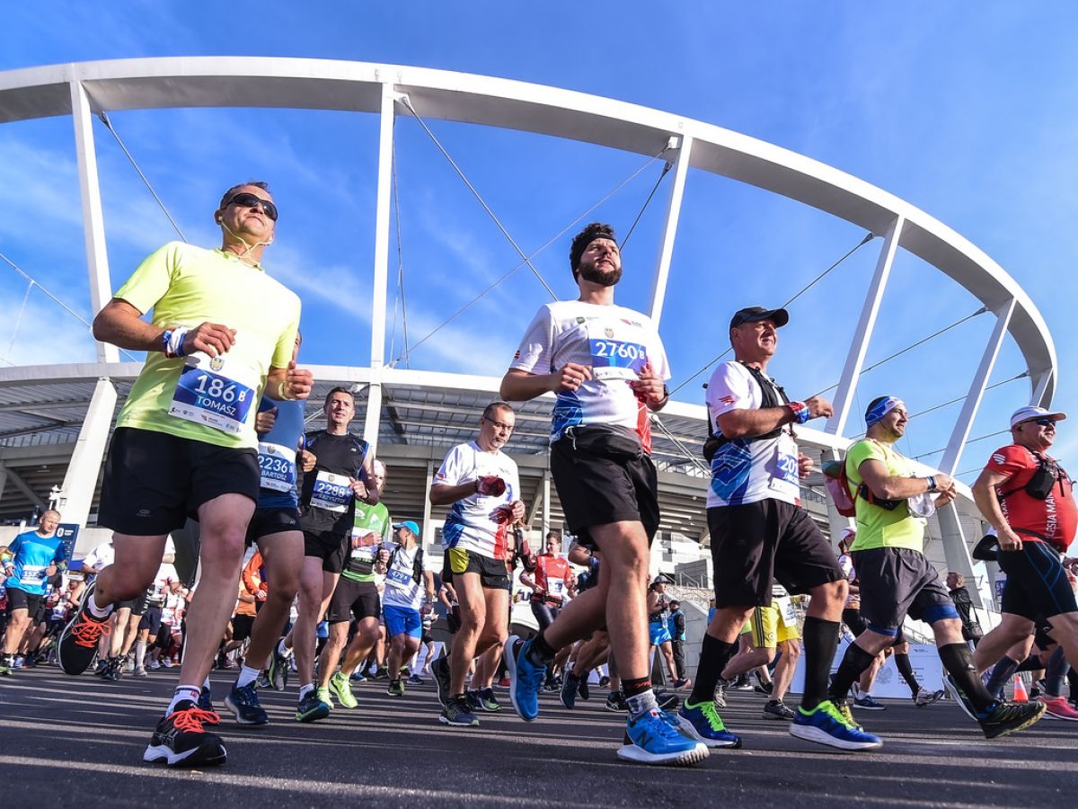 biegacze silesia marathon przed Stadionem Śląskim