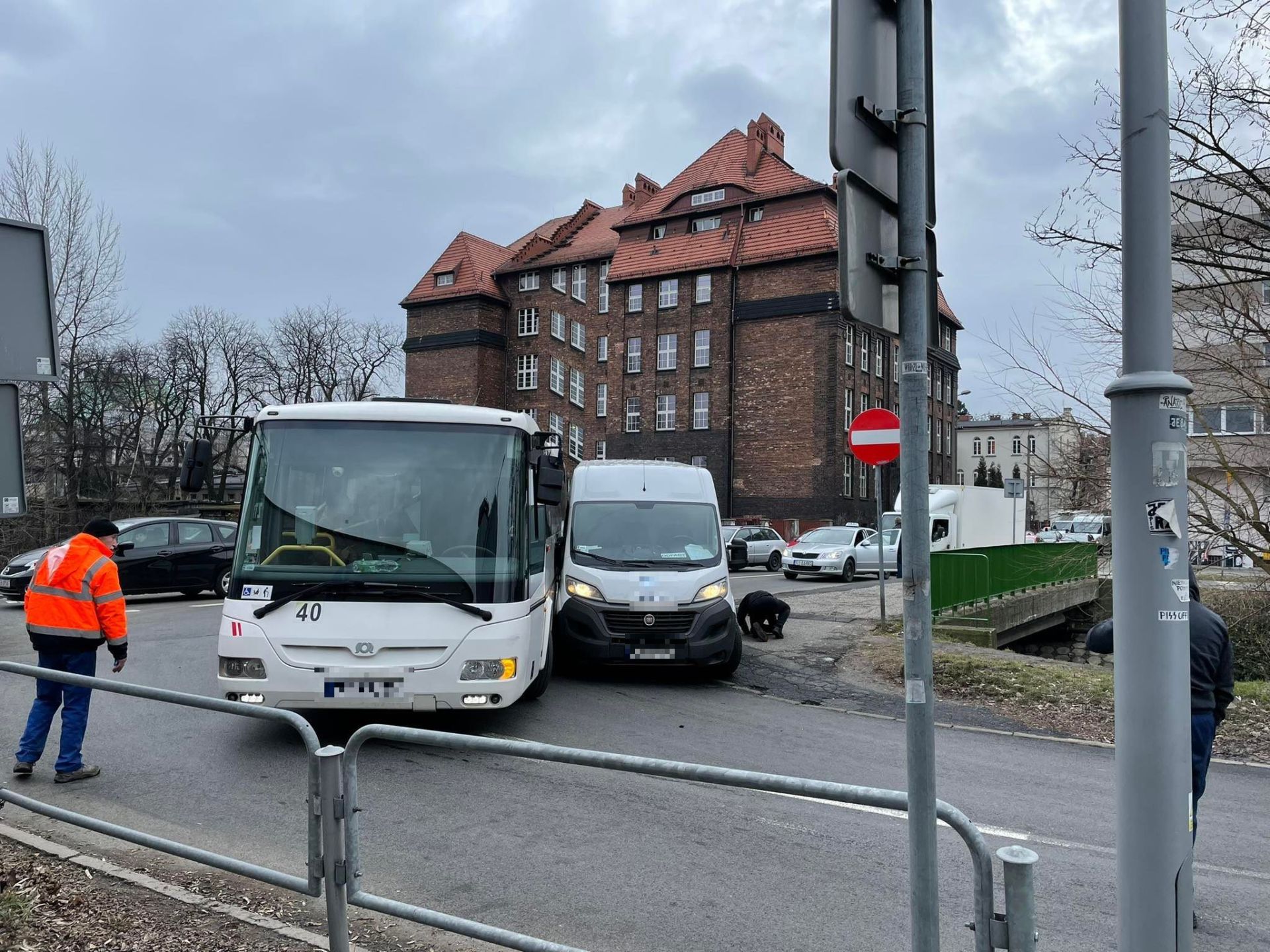 Fot. Kamil Zatoński, Grzegorz Bargieła. Zderzenie autobusu z osobówką na ulicy Szkolnej