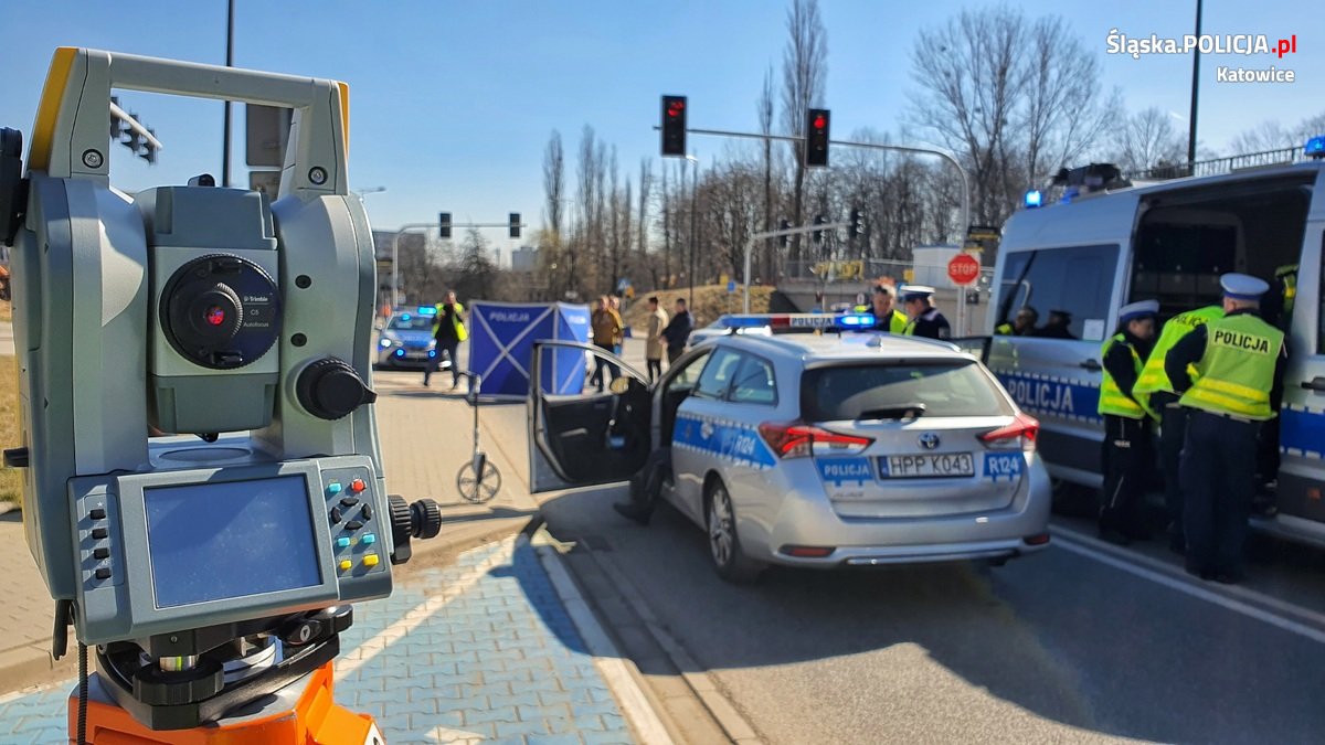 Fot. KMP w Katowicach. Ciężarówka potrąciła pieszą w Katowicach. 68-latka nie żyje