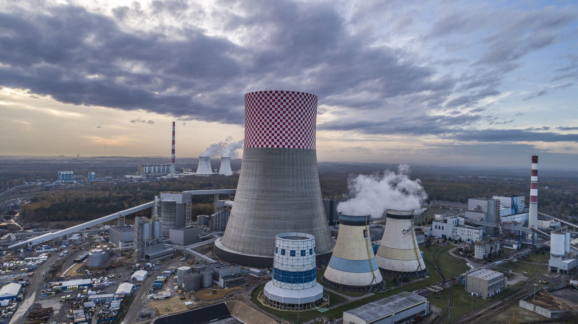 Nowy blok energetyczny 910 MW stoi w Jaworznie