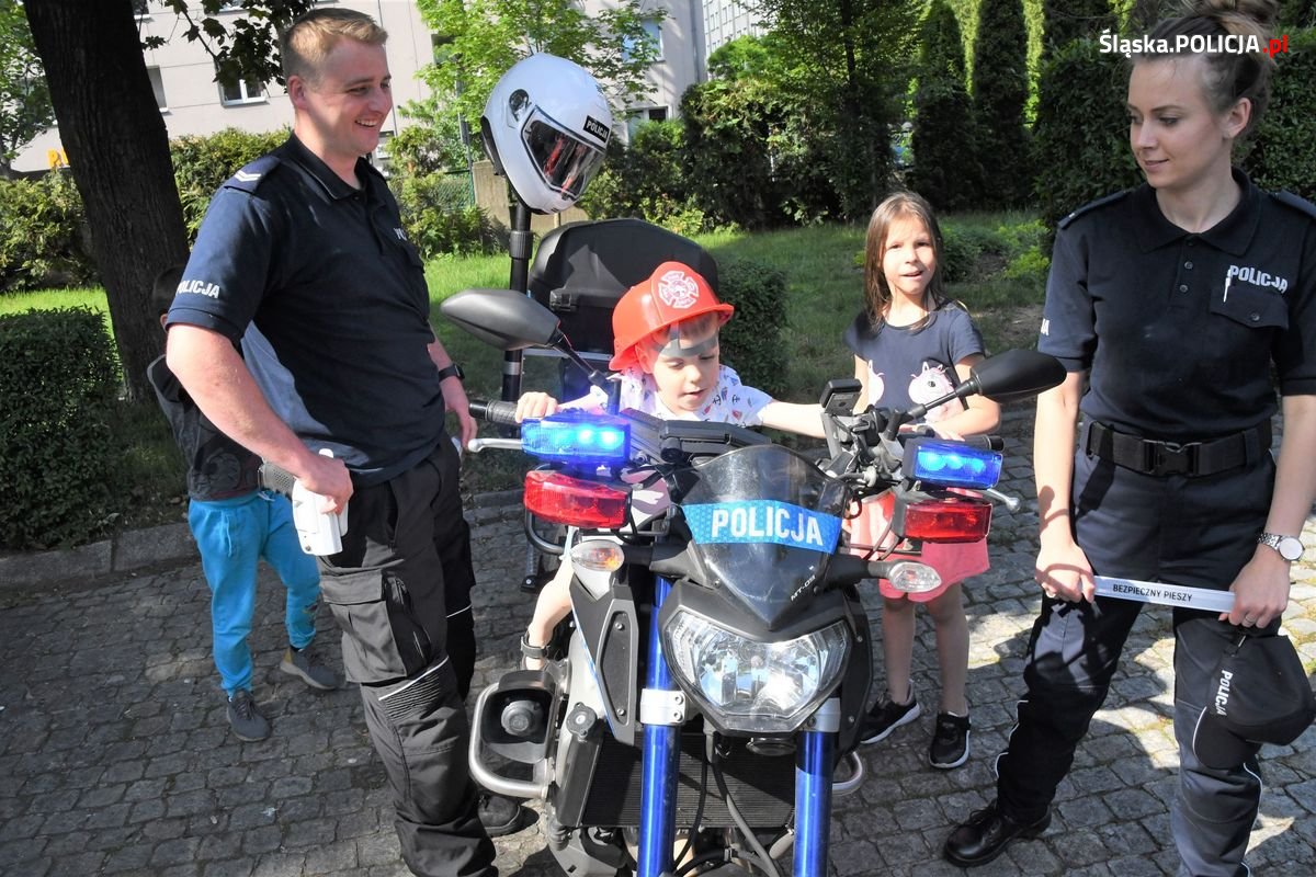 Fot. Śląska Policja. Policjanci z KWP w Katowicach odwiedzili sąsiadujący z ich siedzibą Dom Dziecka