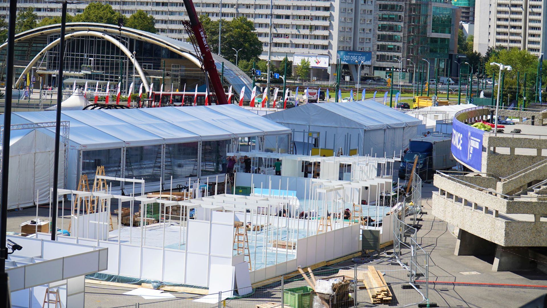 Budowa pawilonów na targi EXPO przed MCK