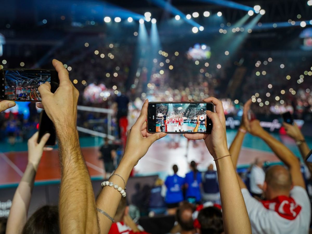 telefon i ręce w górze wydarzenie sportowe