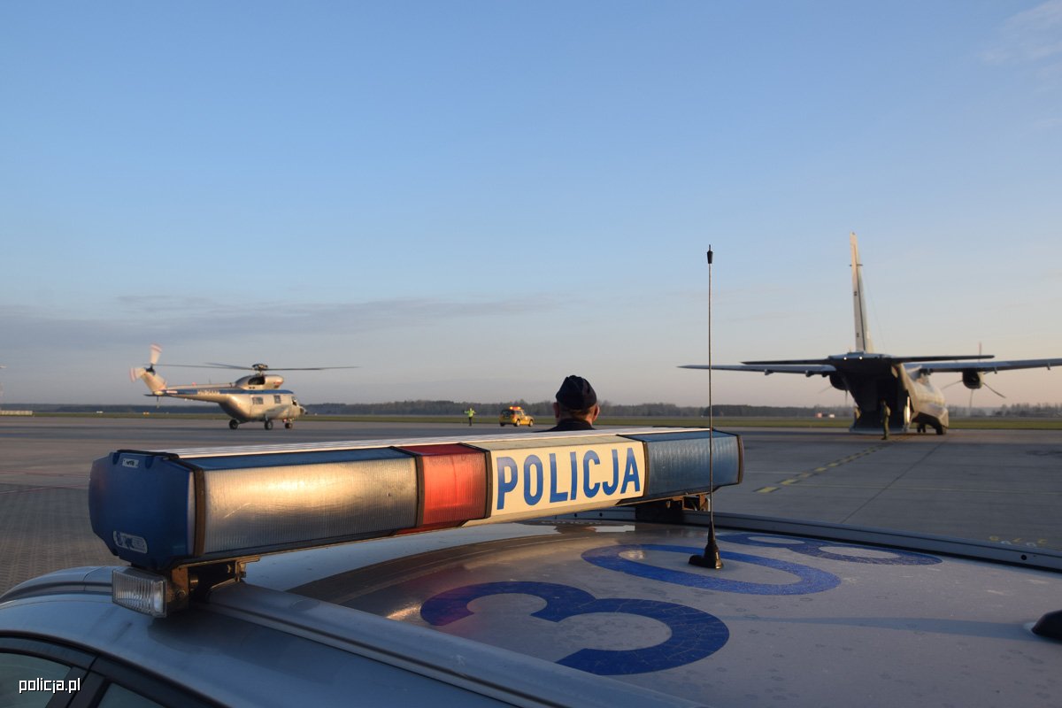 policjant na lotnisku