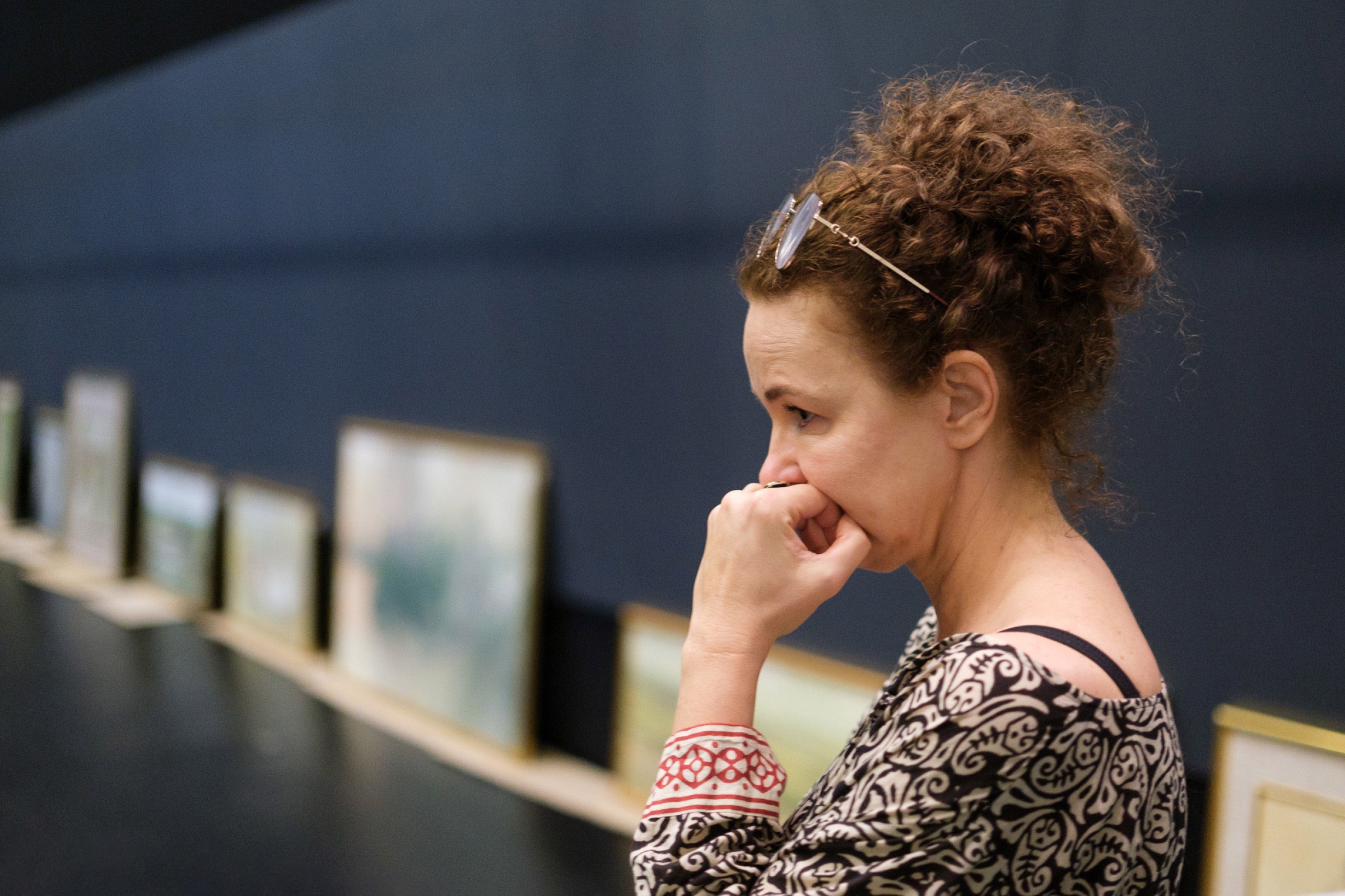 reżyserka i kuratorka wystawy Agata Duda-Gracz przygląda się wystawie "Chopinowi Duda-Gracz" w Muzeum Śląskim w Katowicach