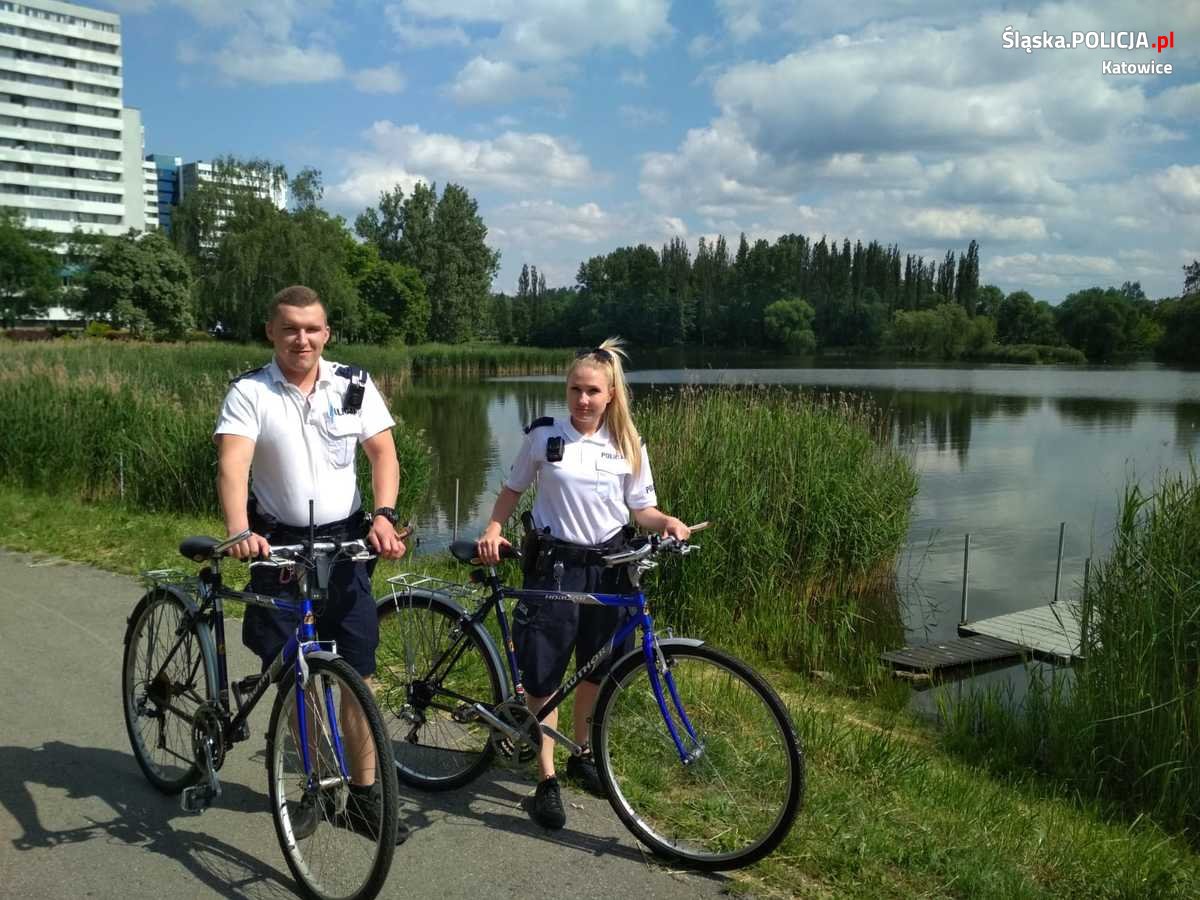 policjant i policjantka z rowerowego policyjnego patrolu w Katowicach