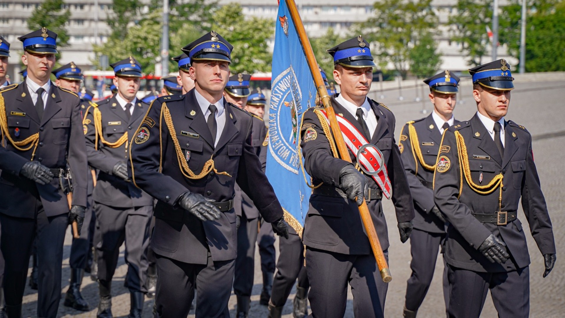 policjanci maszerujący przy Pomniku Powstańców Śląskich w Katowicach
