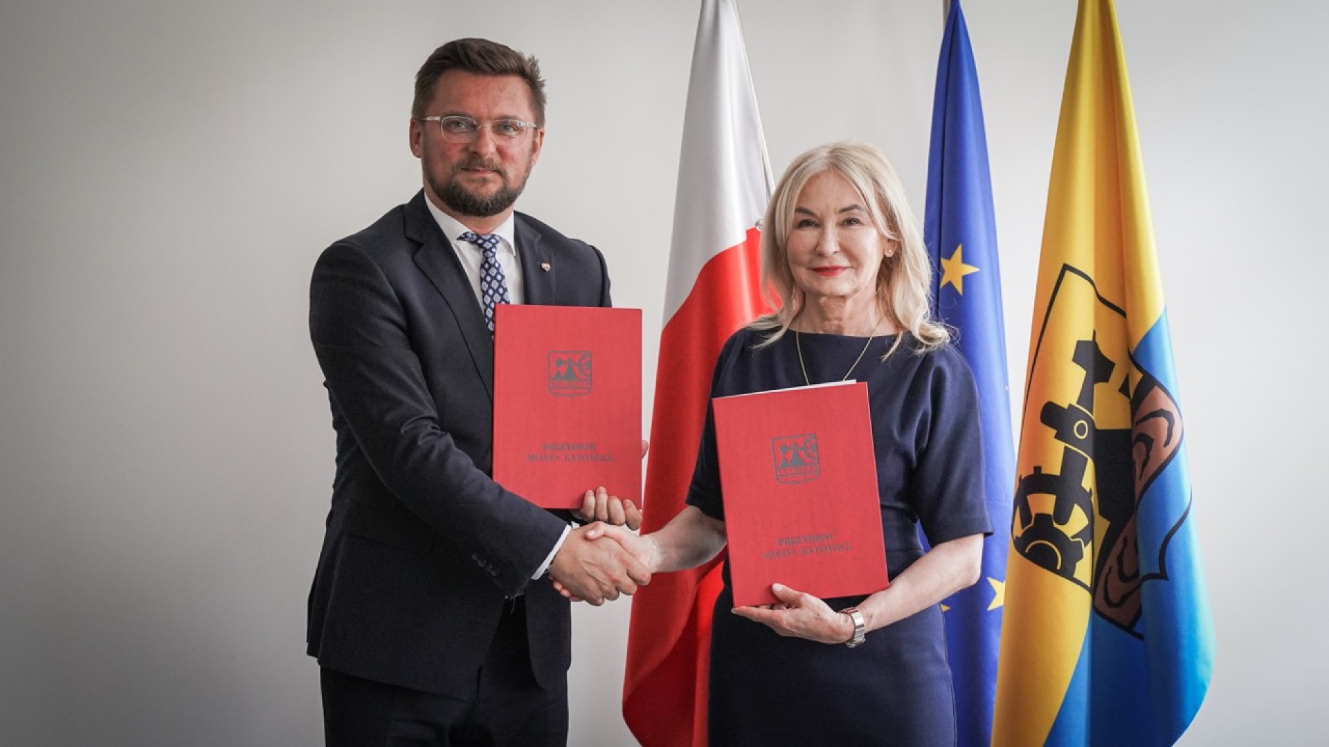 prezydent Katowic Marcin Krupa podaje rękę rektor Uniwerstetu Ekonomicznego w Katowicach Celinie Olszak