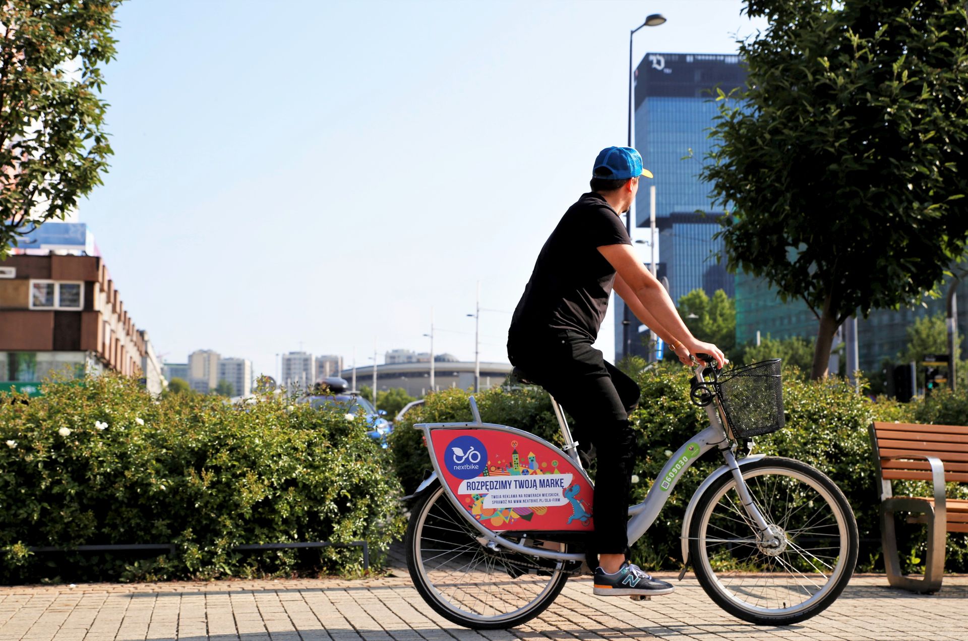 mężczyzna na miejskim rowerze w Katowicach
