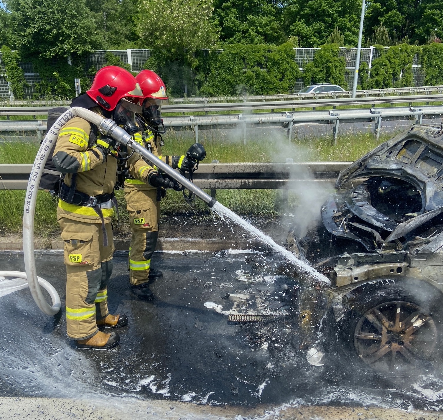 Strażacy gaszą płonący samochód na autostradzie A4 w Katowicach