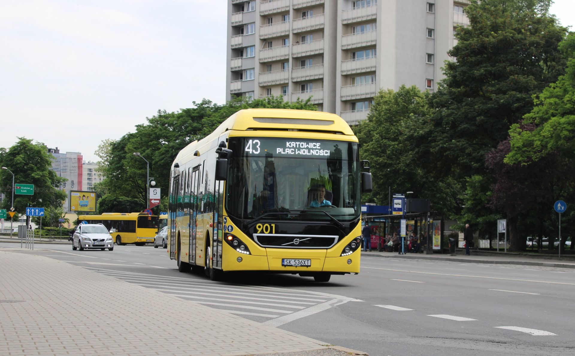 autobus hybrydowy PKM Katowice jadący po ulicach Katowic