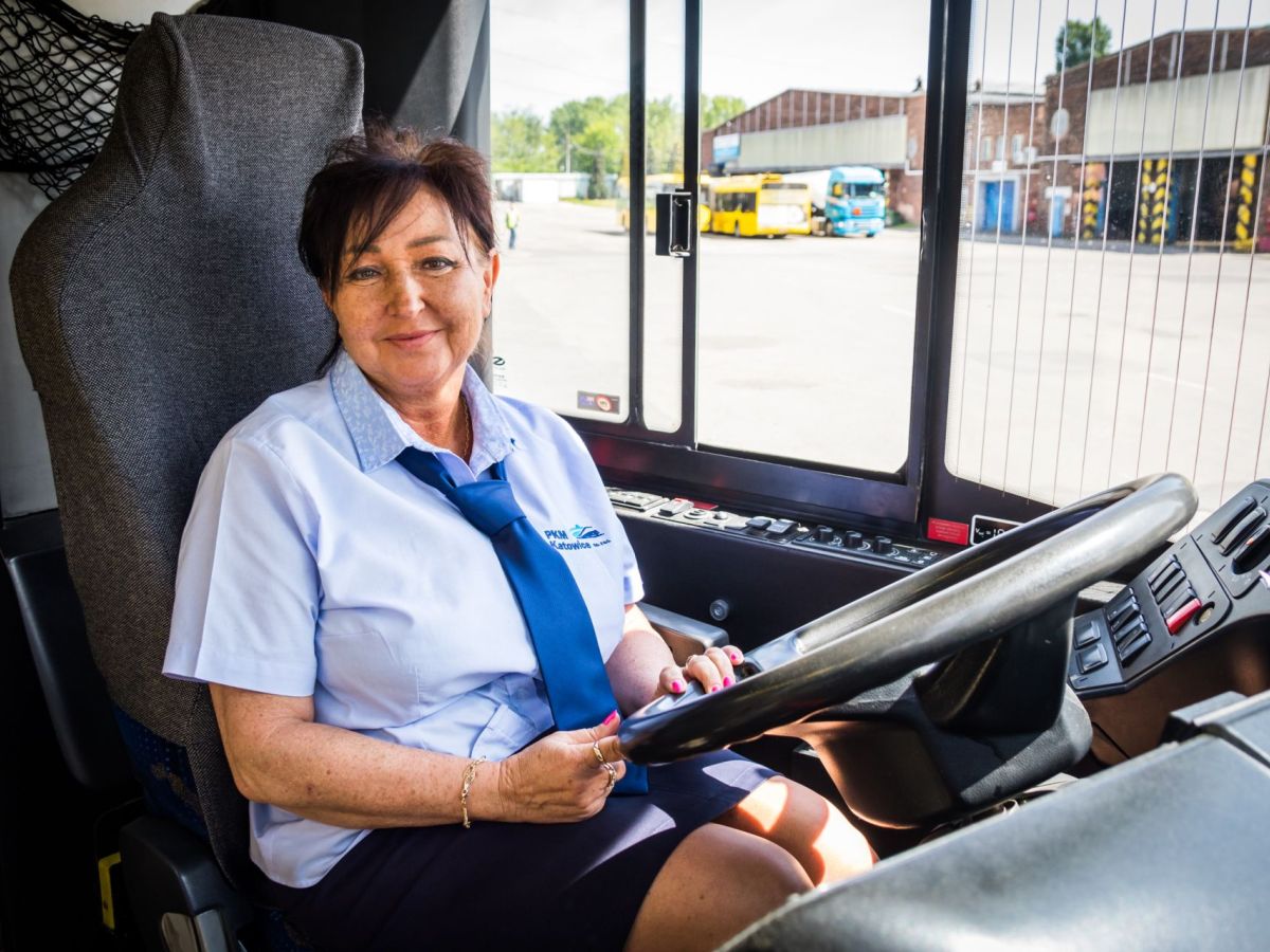 Kobieta kierowca autobusu siedzi za kierownicą