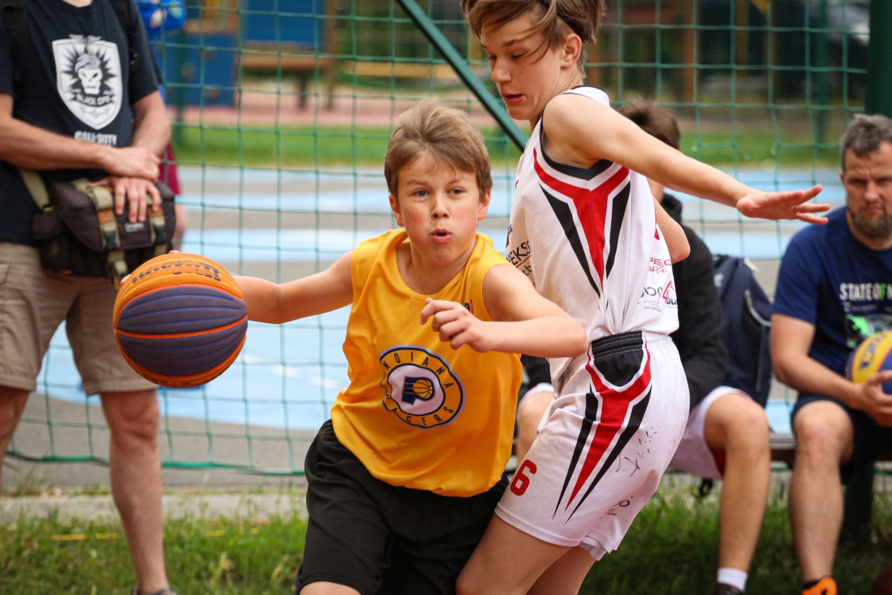 młodzi koszykarze na boisku