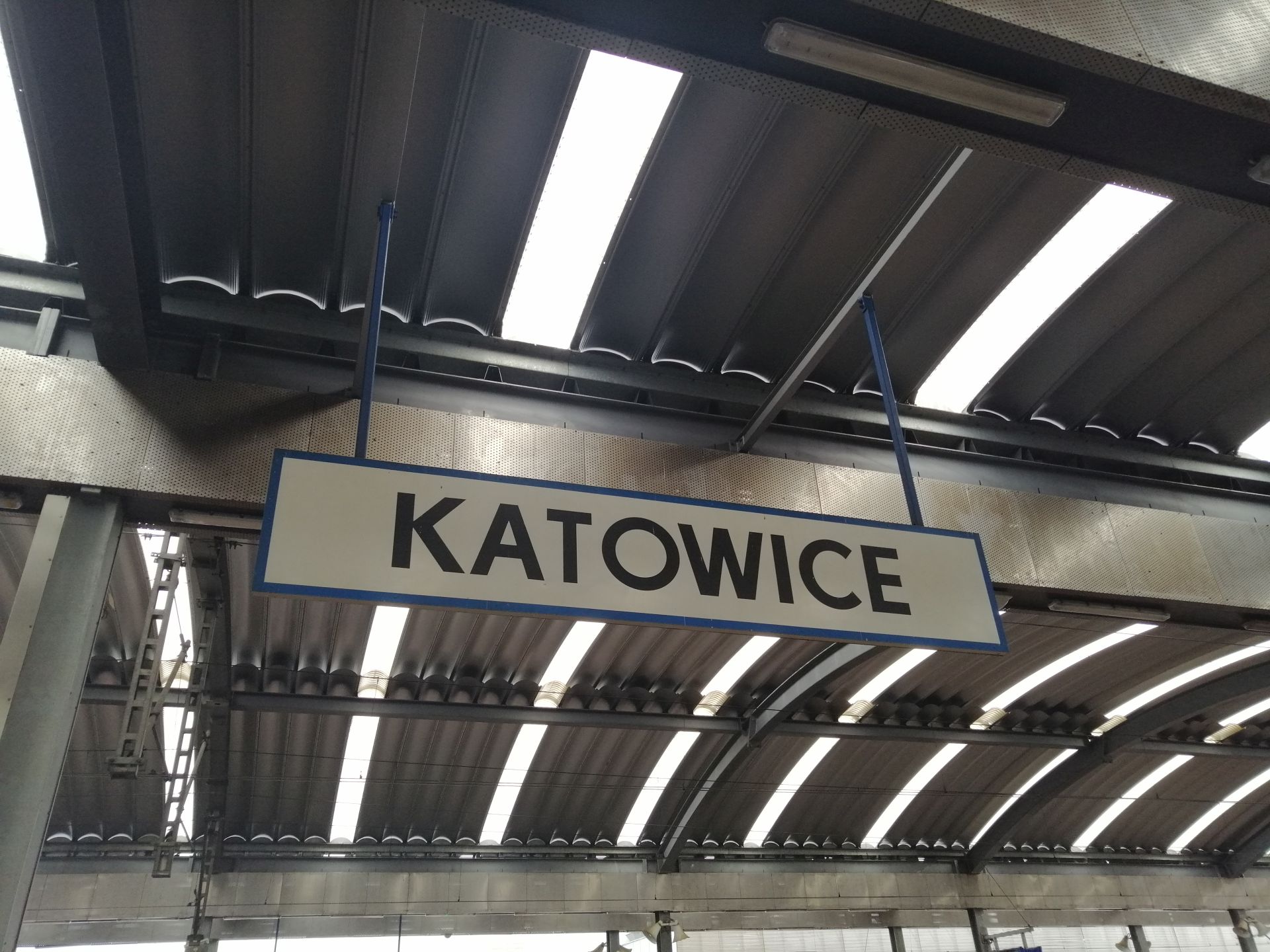 tablica Katowice na dworcu PKP w Katowicach
