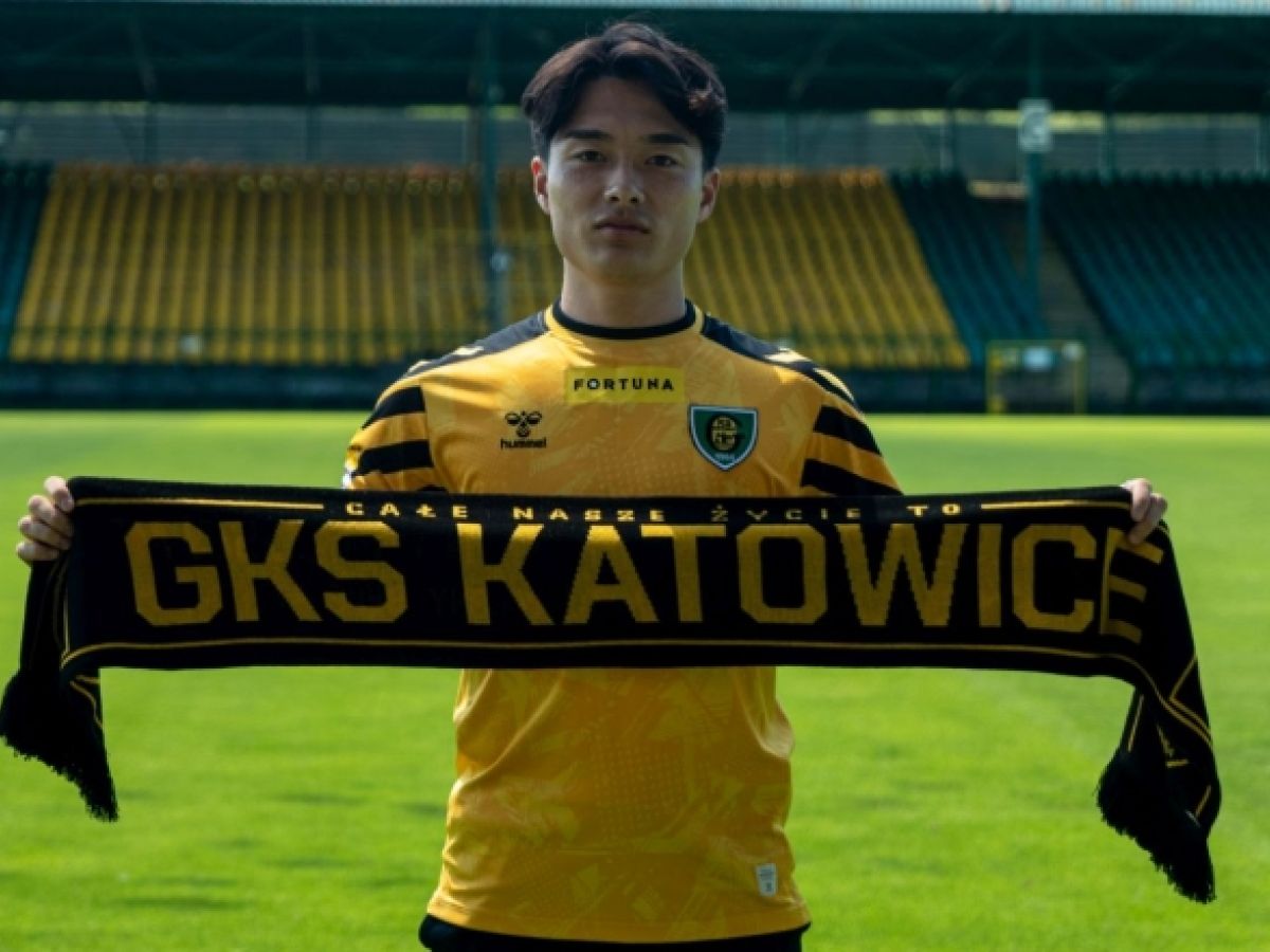  Shun Shibata z szalikiem gks katowice