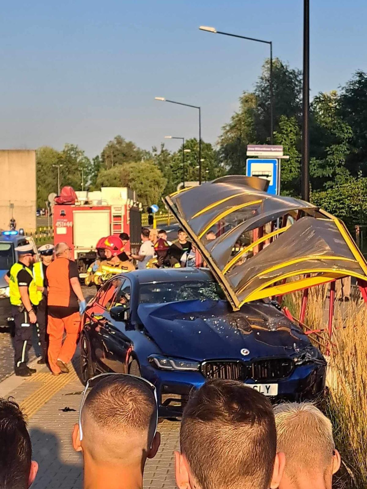 BMW wjechało w przystanek w Gliwicach