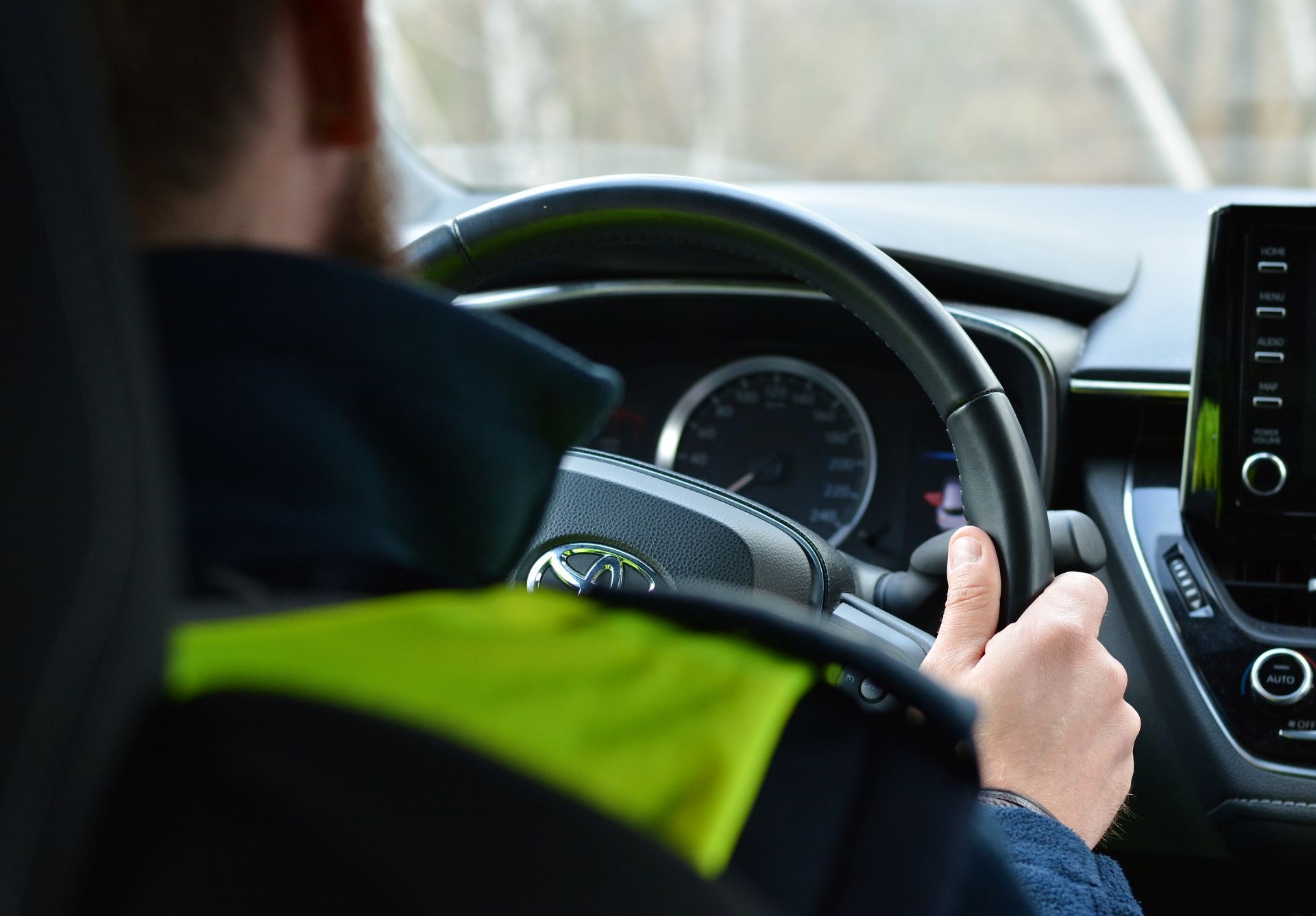 policjant za kierownicą