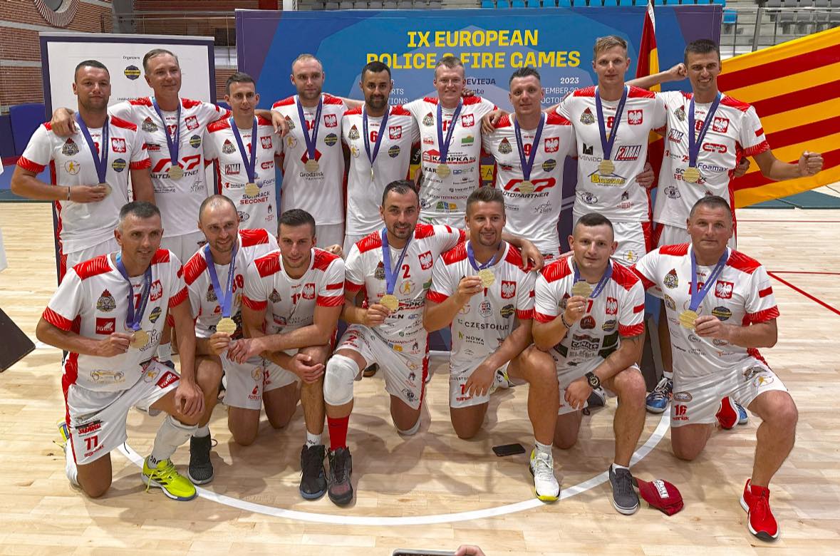 strażacy-siatkarze z medalami na igrzyskach w Hiszpanii