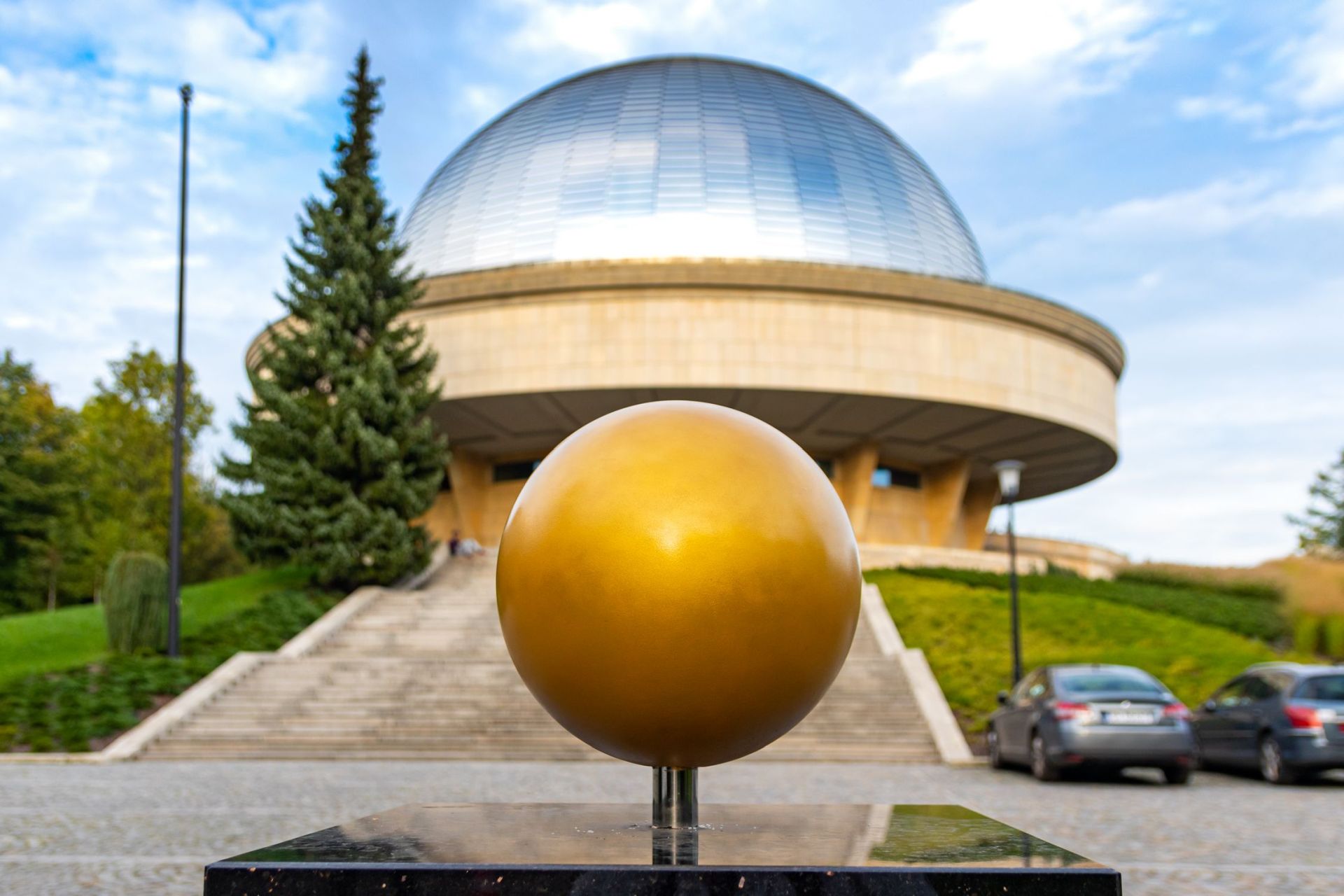 model układu słonecznego przed planetarium śląskim