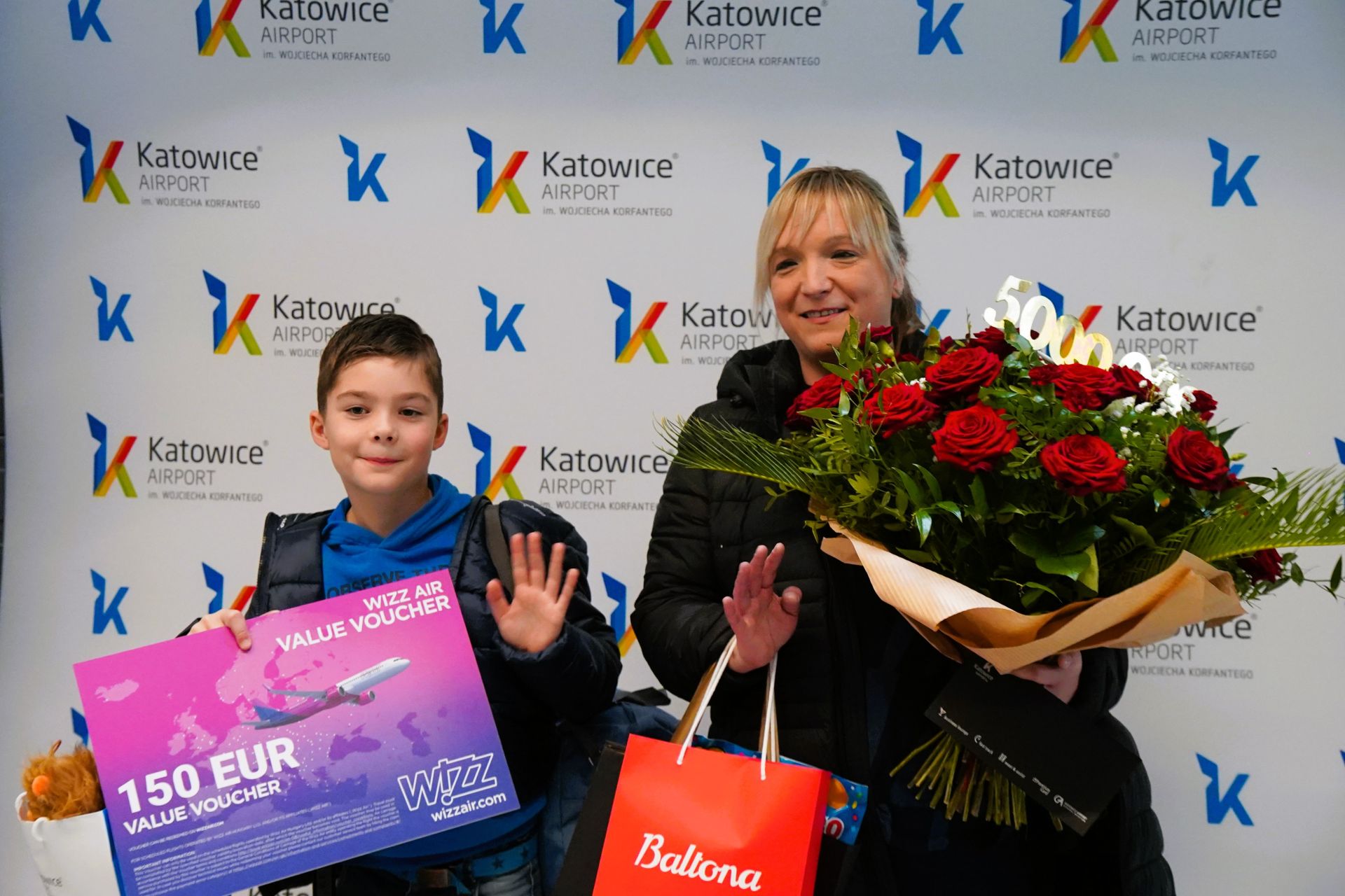 5-milionowa pasażerka pani aleksandra z synem w Katowice Airport