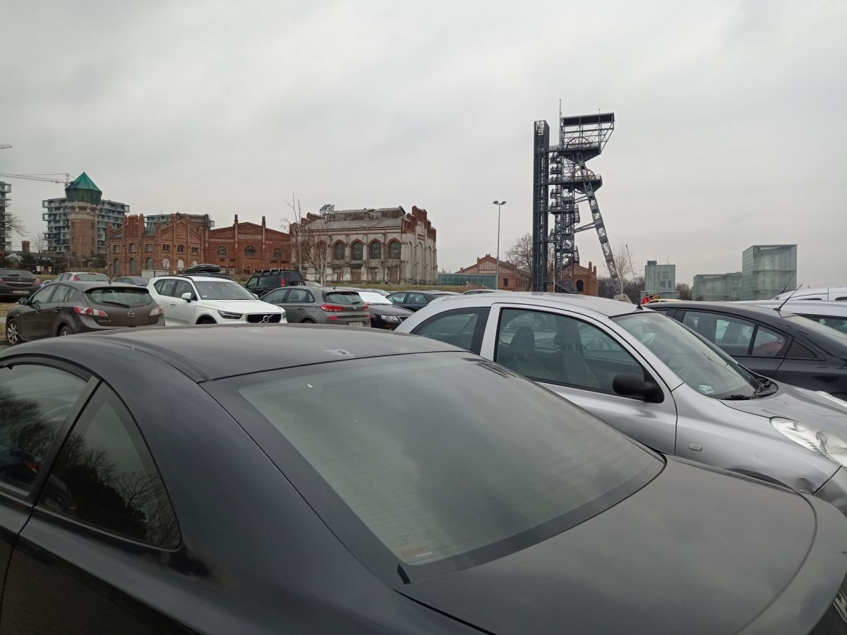 Parking w Strefie Kultury samochody stojące