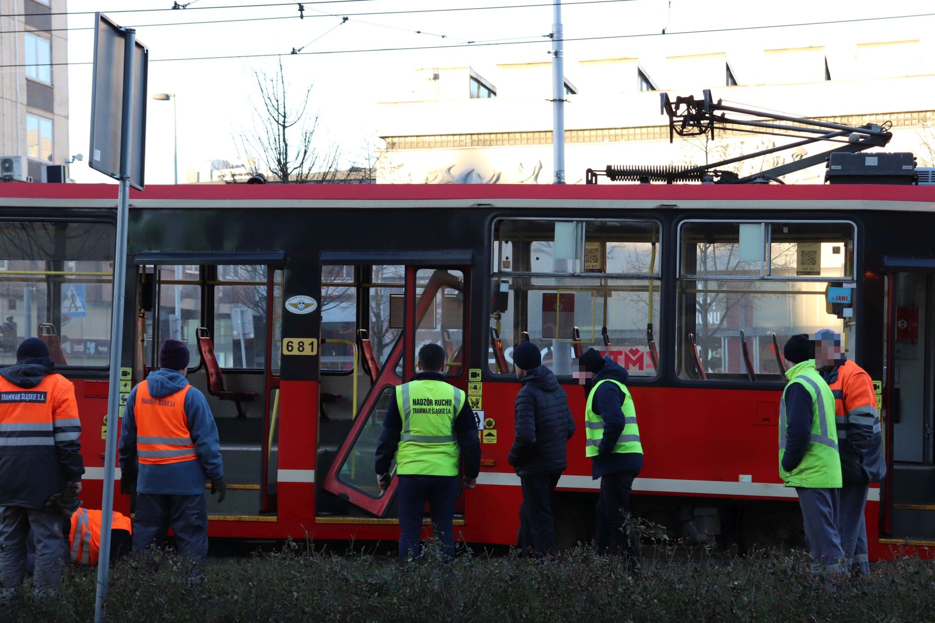 wykolejony tramwaj 