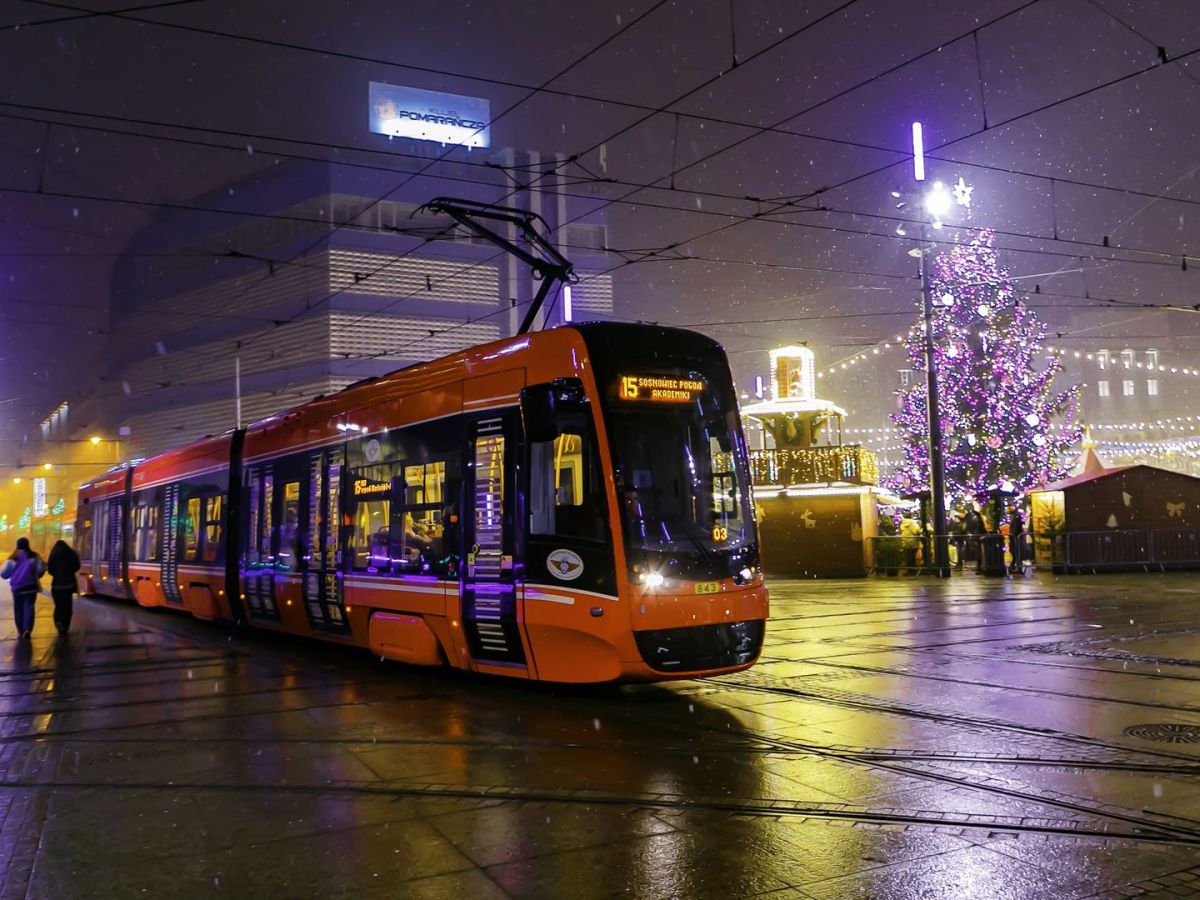 tramwaje śląskie wieczorem w centrum miasta Katowiic