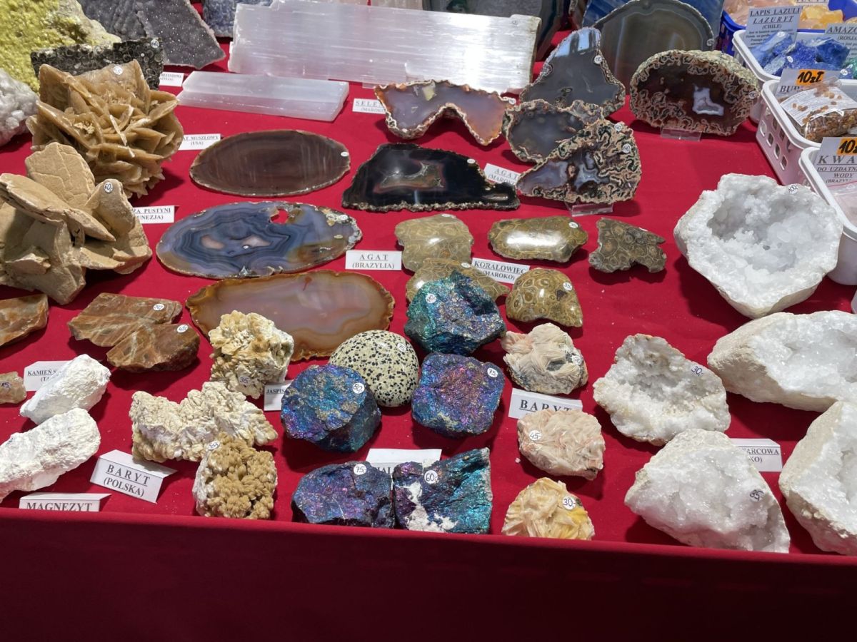 skały i minerały wyłożone na stole