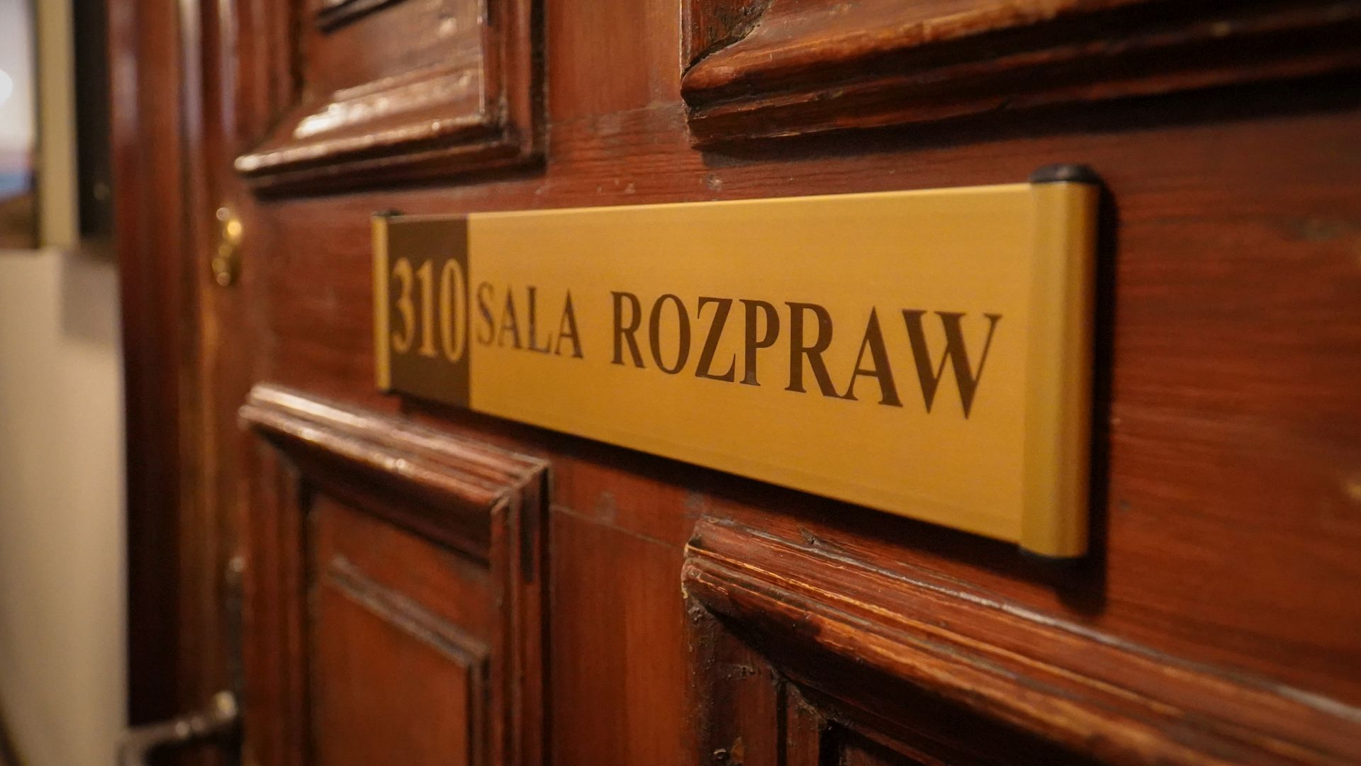 Sala rozpraw tabliczka na drzwiach