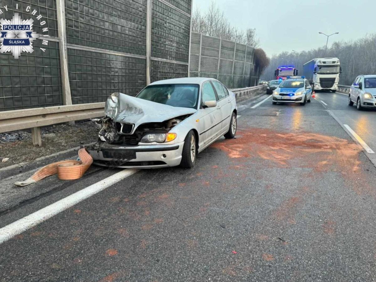 wypadek samochodu srebrnego zgieciona maska