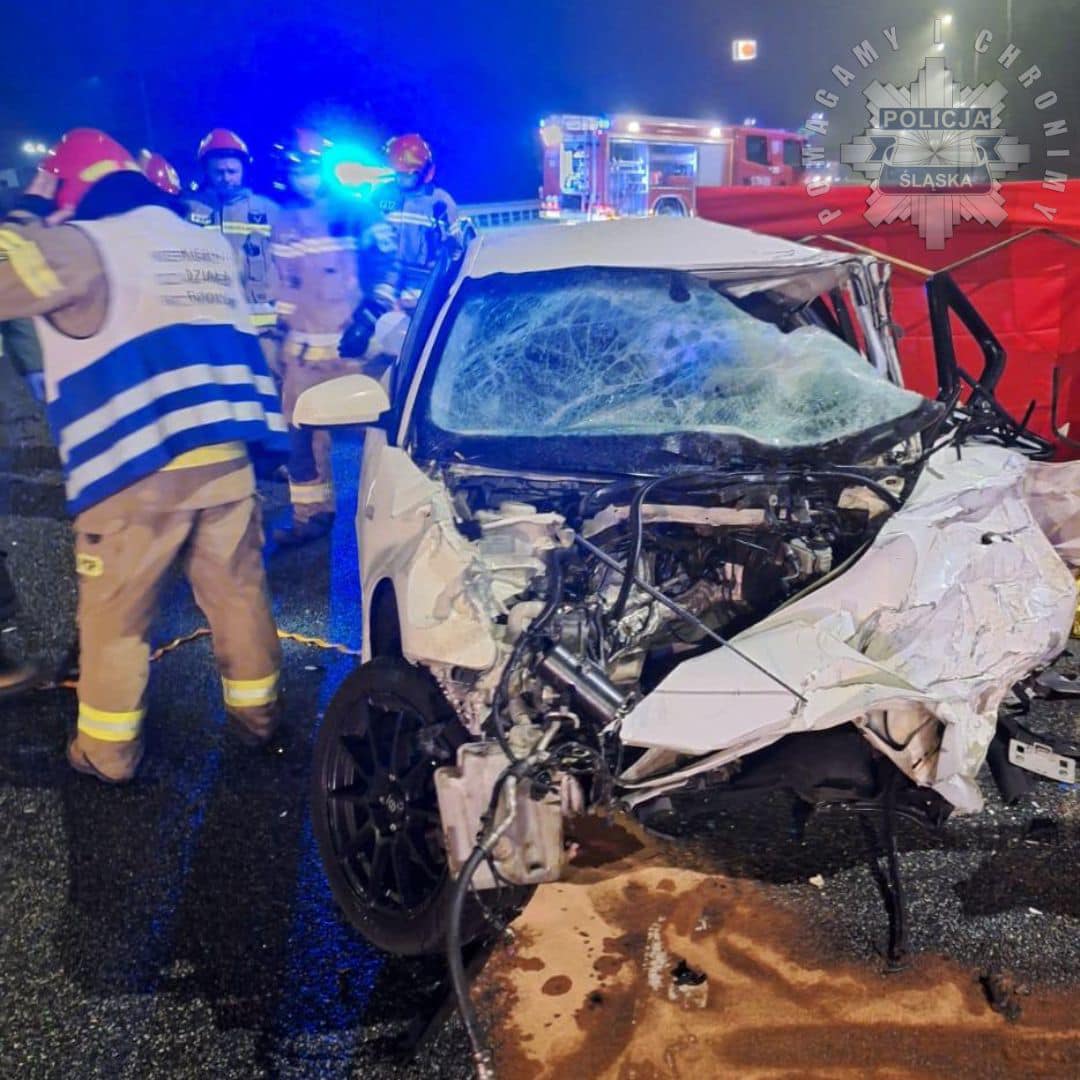 wypadek a4 ruda śląska, zniszczone auto i strażacy