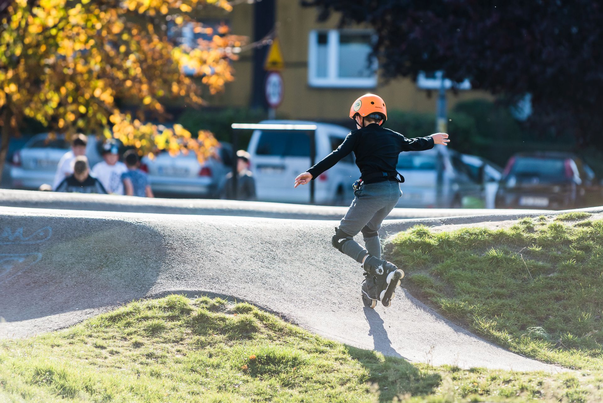 chłopiec na rolkach na pumptracku