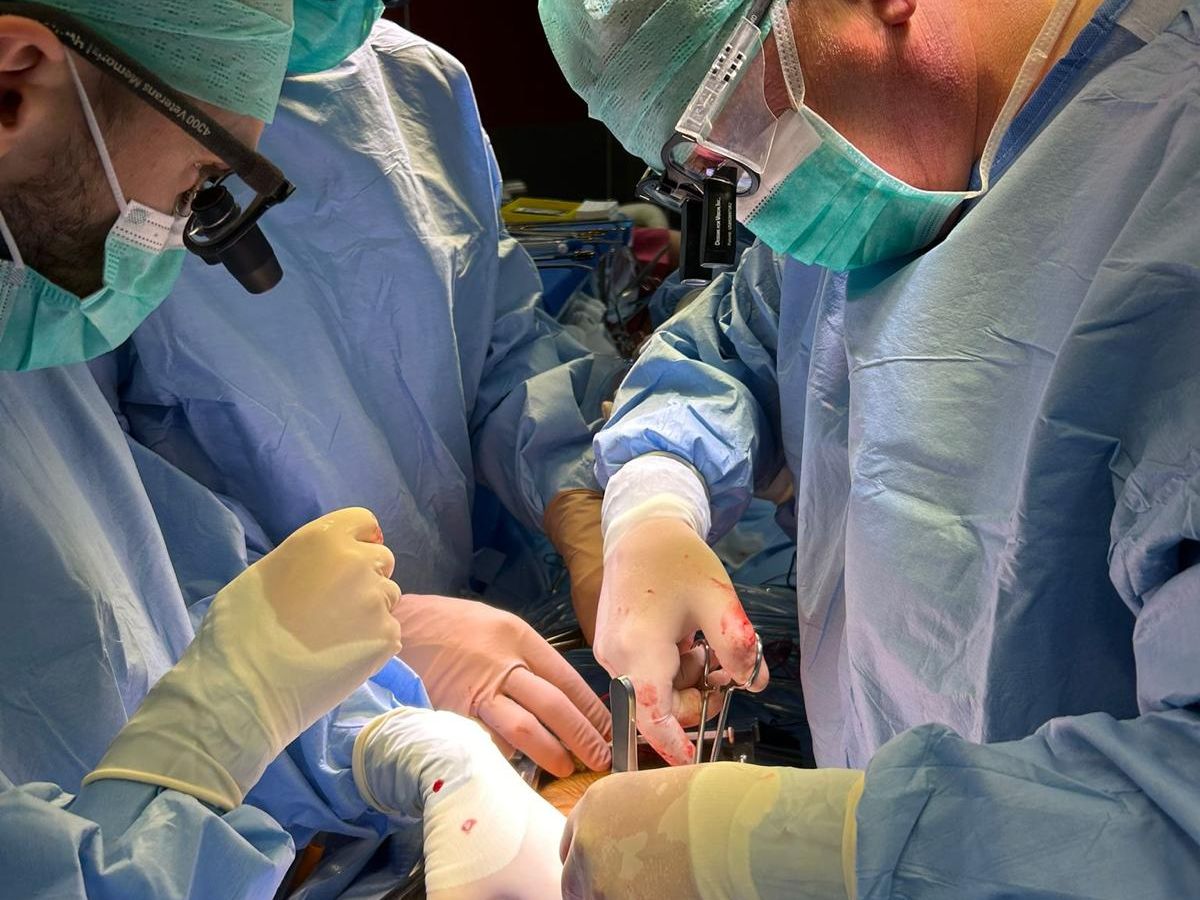 lekarze przy stole operacyjnym w trakcie operacji