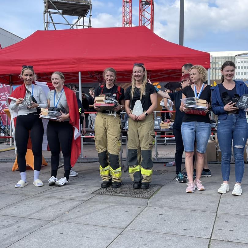 strażaczki z nagrodami w berlin firefighter stairrun