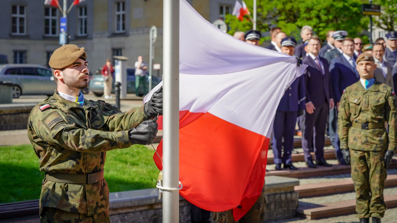 żołnierz z flaga Polski w Katowicach