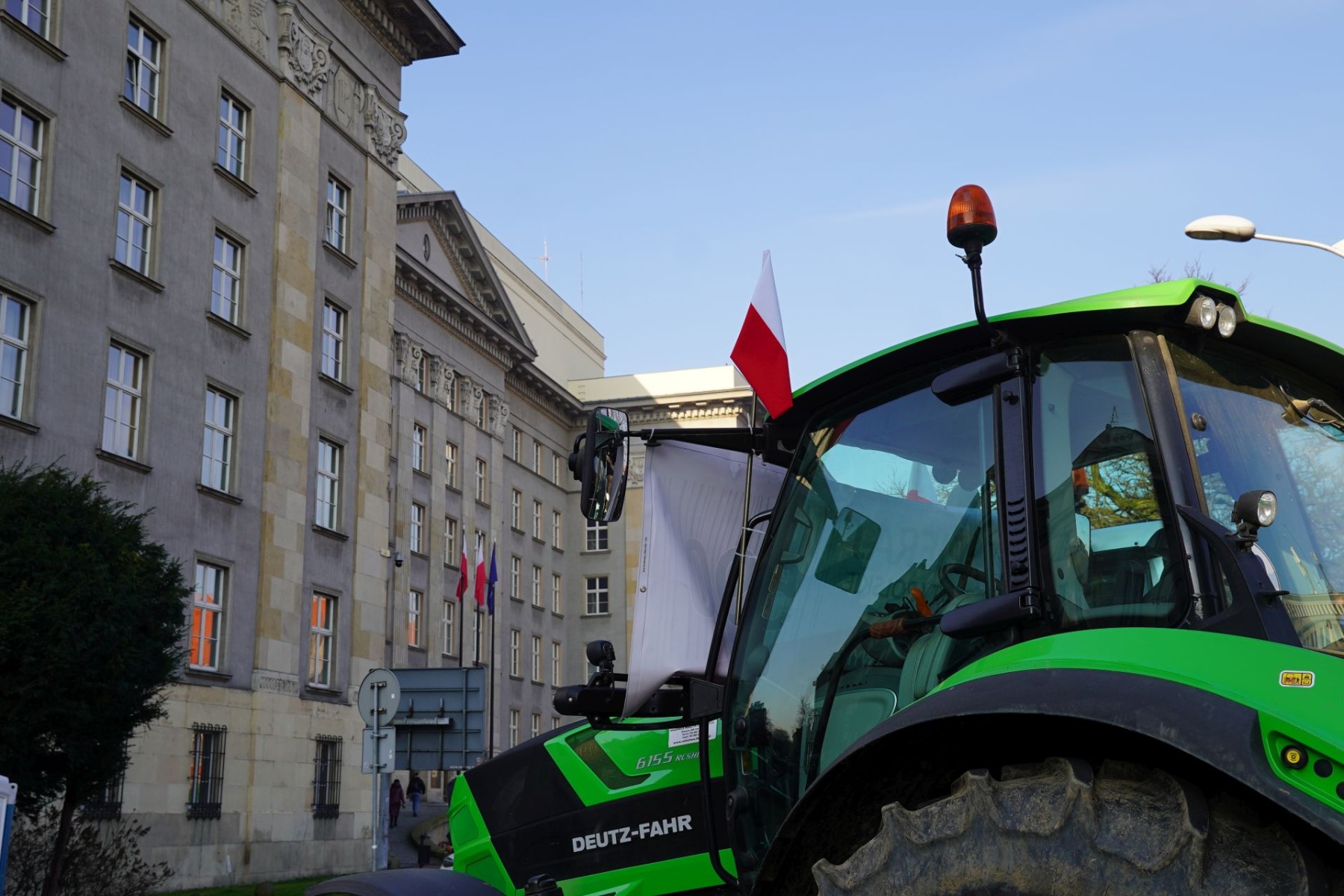 traktor przed śląskim urzędem wojewódzkim