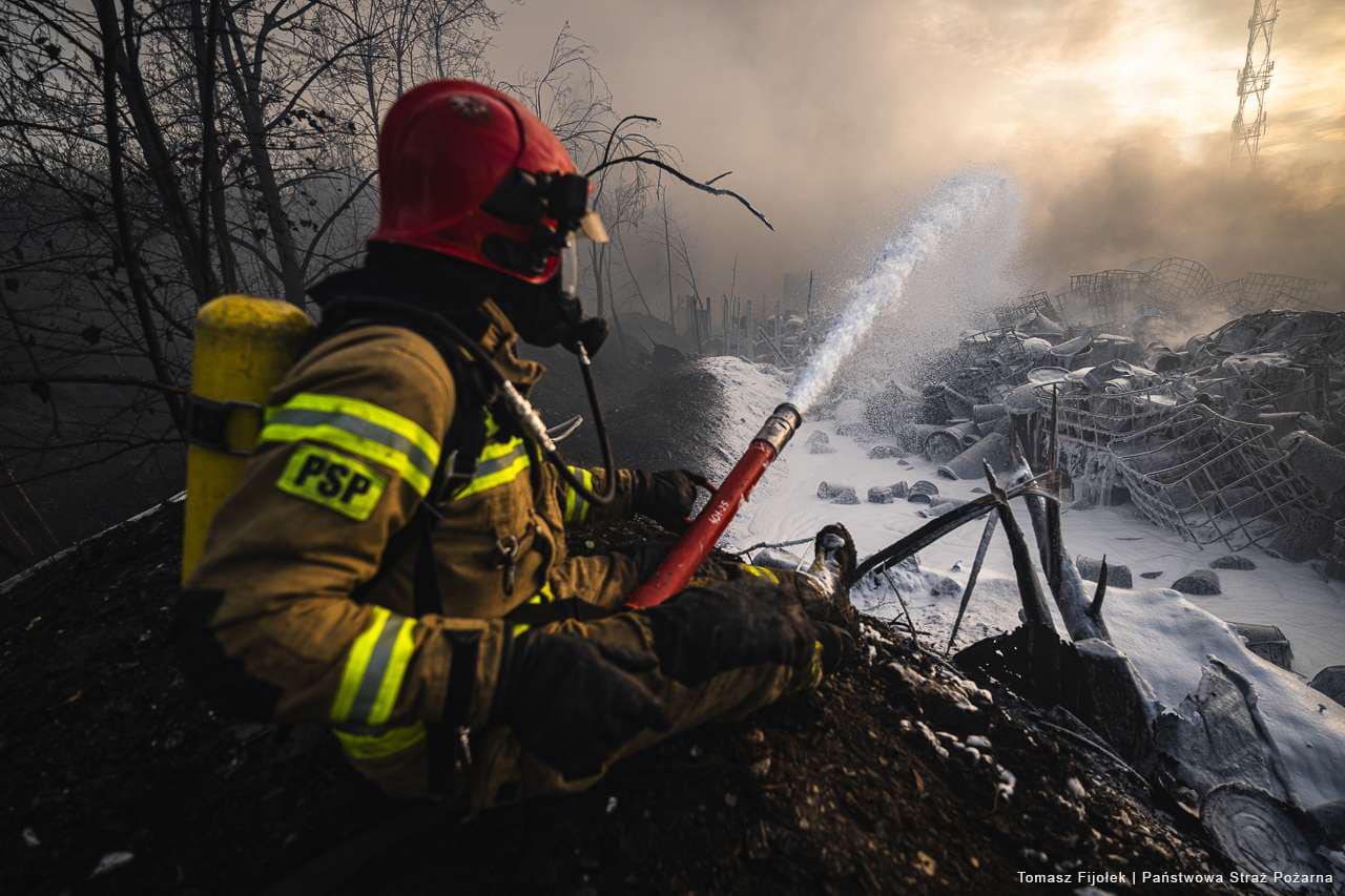 strażak gaszący pożar w siemianowicach śląskich