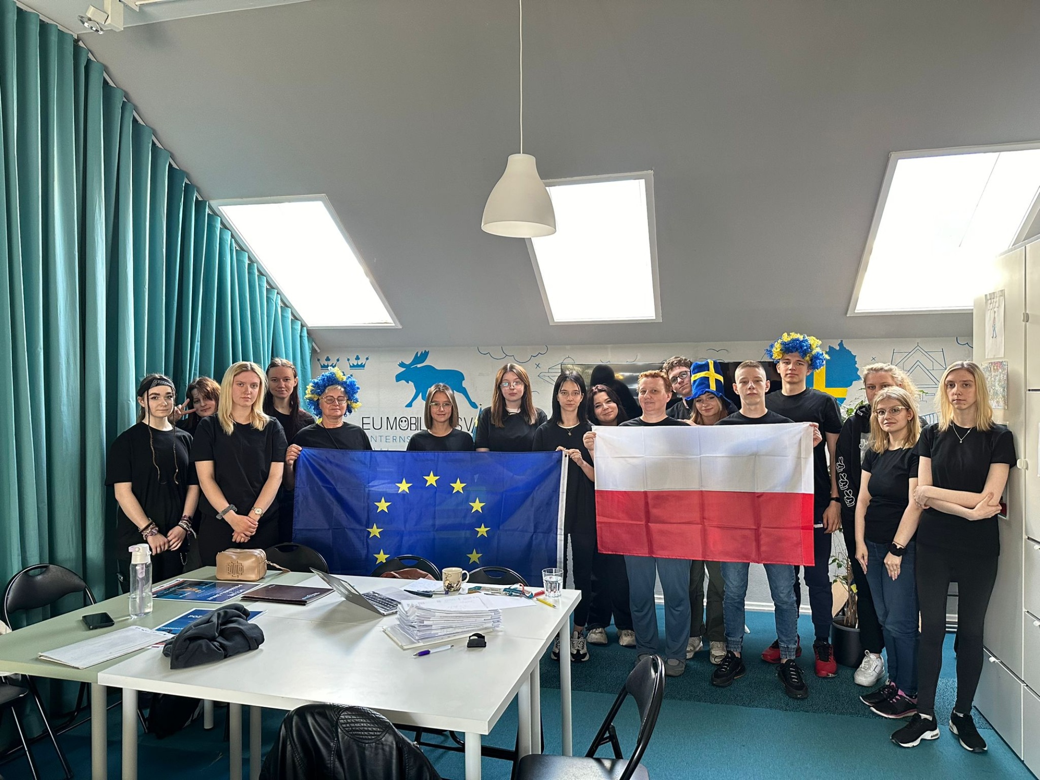 uczniowie zs 1 w katowicach z flagami polski i unii europejskiej
