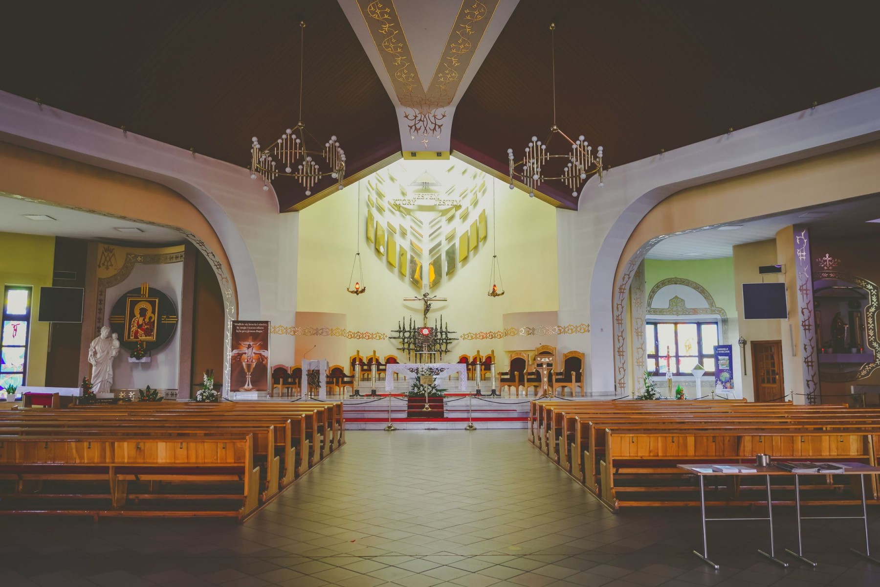 Wnętrze kościoła Trójcy Przenajświętszej w Katowicach-Kostuchnie