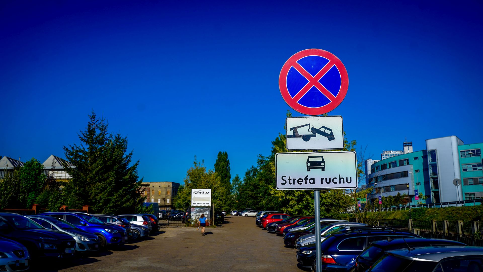 dziki parking maślińskiego, znaki zakazu parkowania