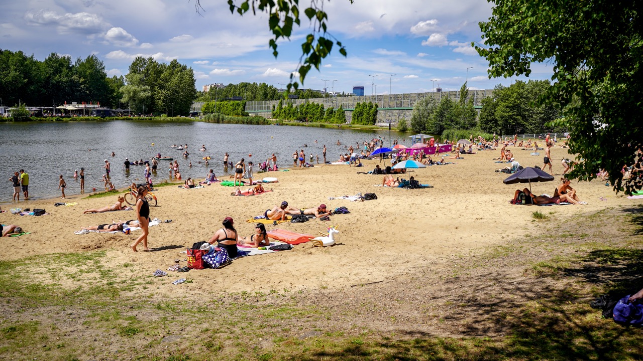 mieszkańcy odpoczywający na plaży na Dolinie Trzech Stawów w Katowicach