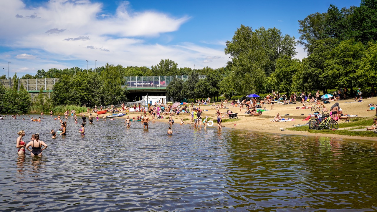 dolina trzech stawów, ludzie w wodzie i na plaży