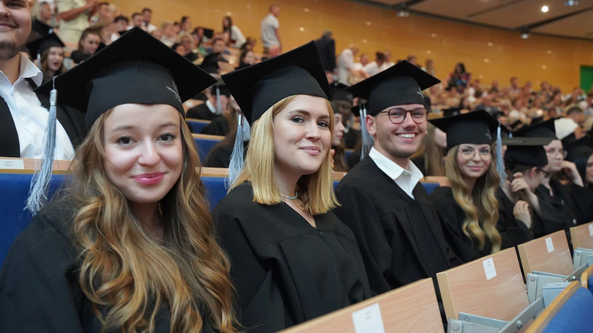 studenci wpia uś w togach i biretach