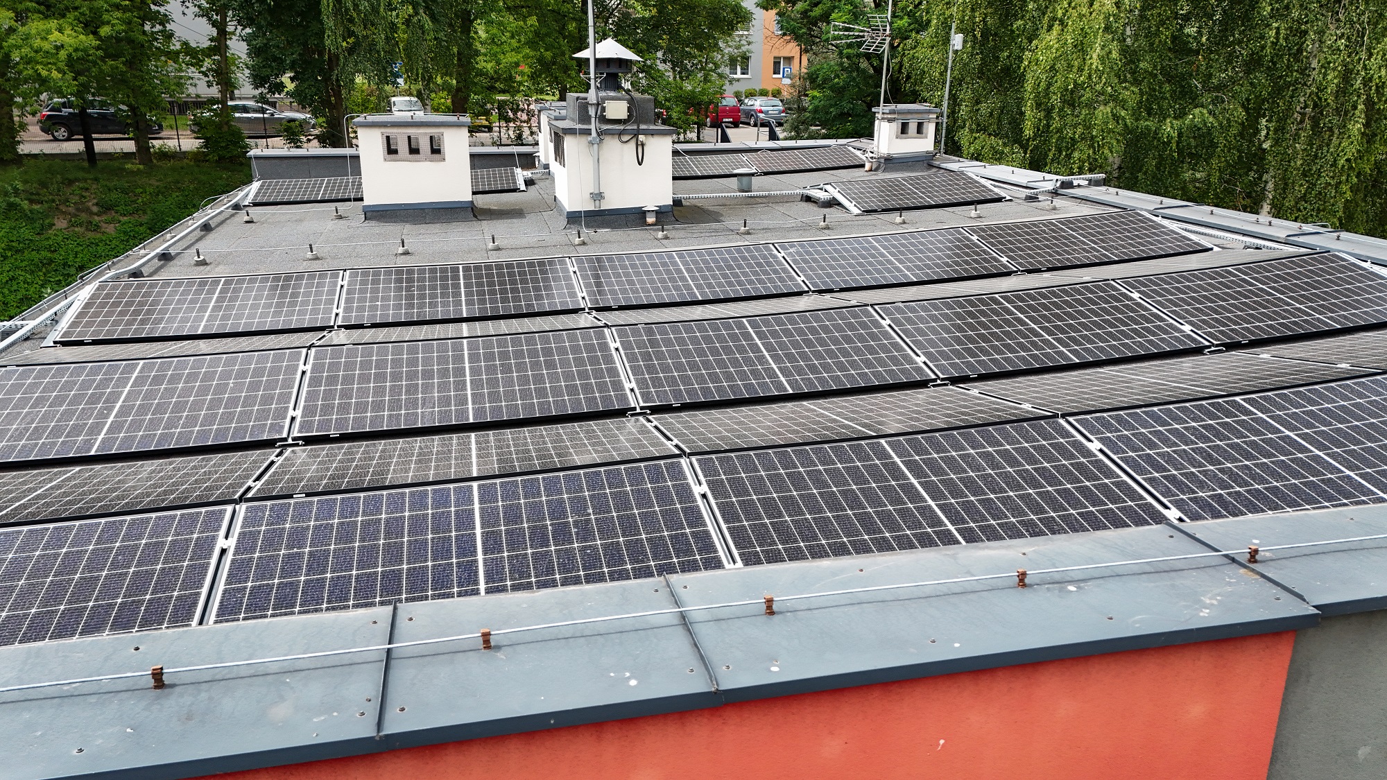 Panele słoneczne na dachu remizy w Katowicach