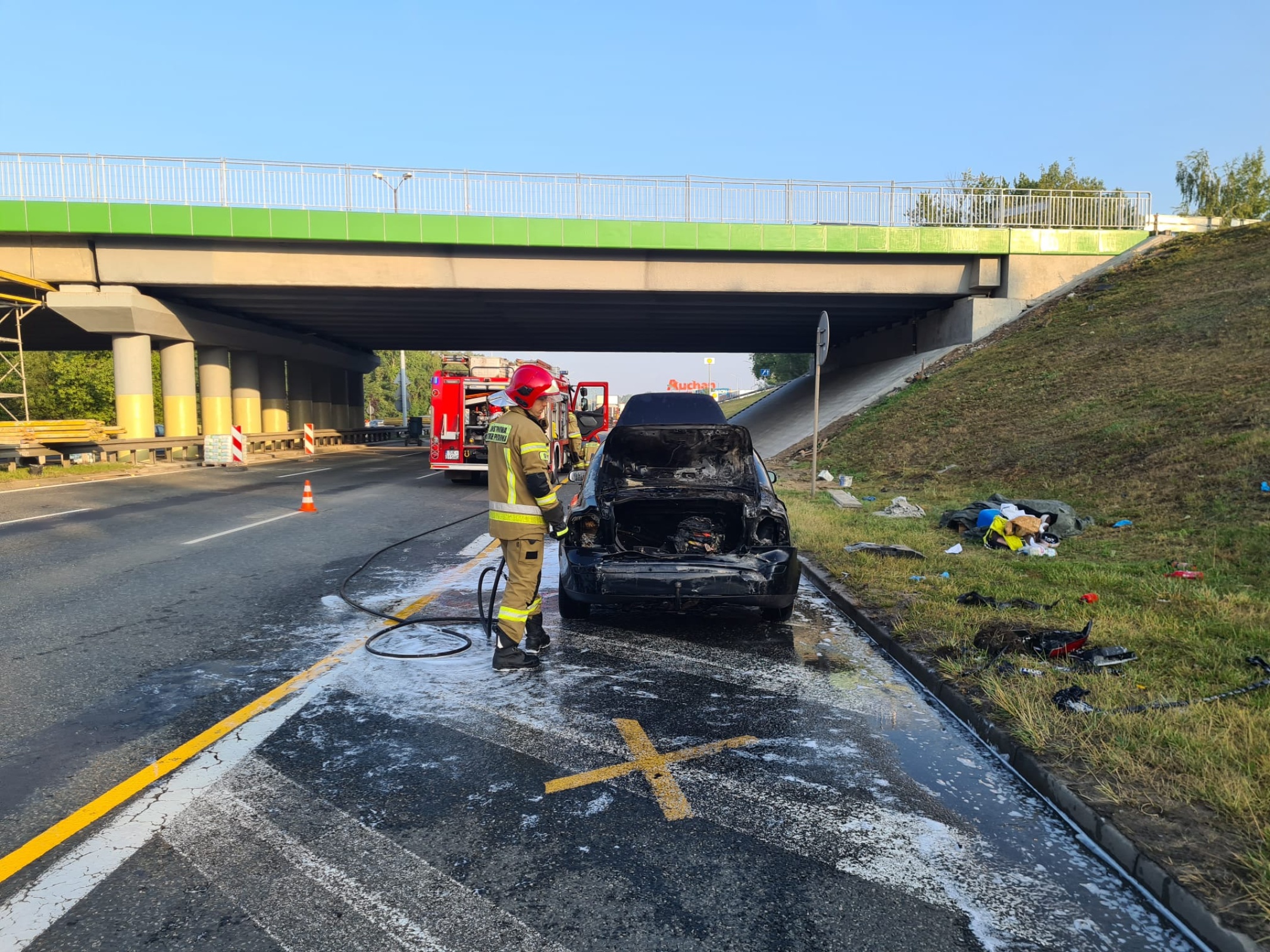 wypadek na dtś w katowicach, strażak i samochód, który spłonął