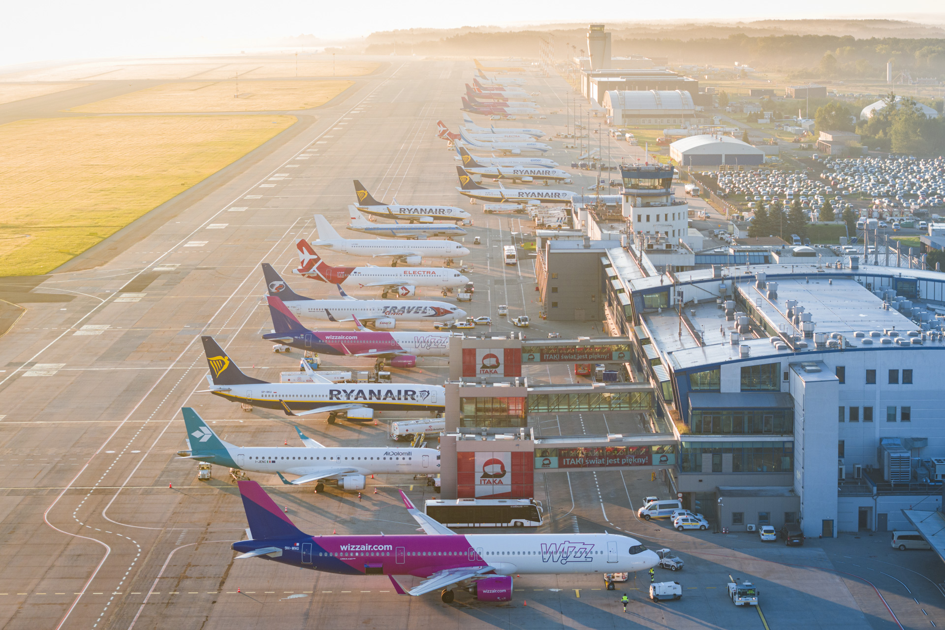 samoloty na płycie lotniska katowice airport