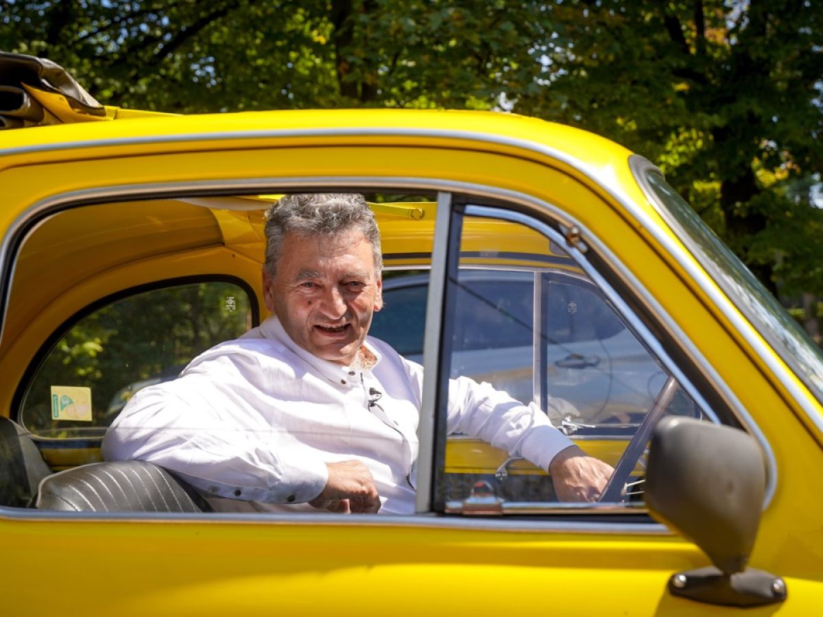 Edward Wylęgała i jego żołty fiat 500