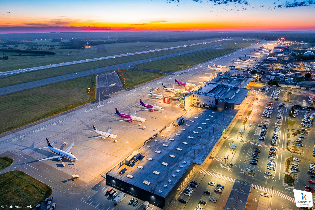 katowice airport, samoloty na pasie postojowym