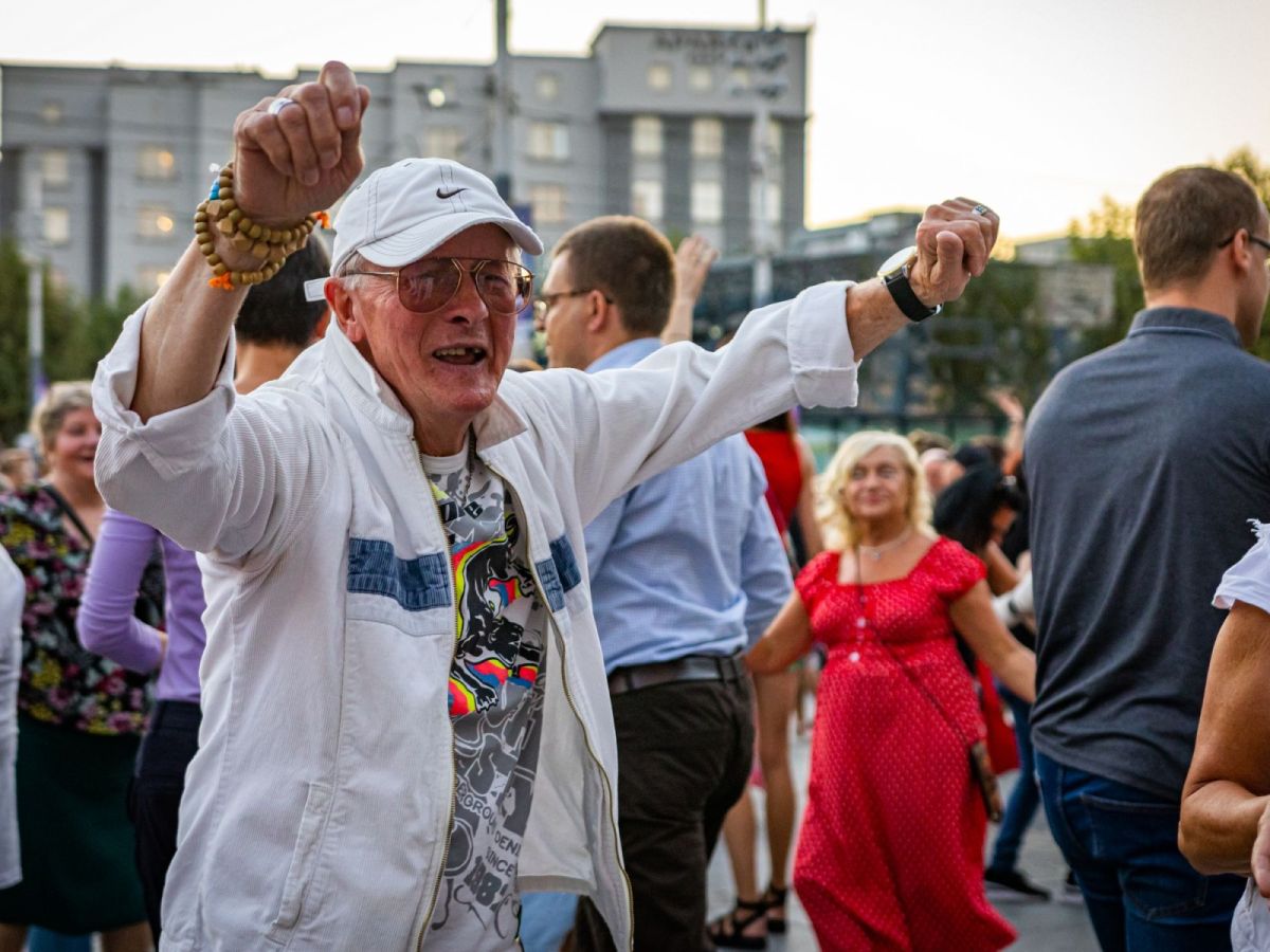 potańcówka przed teatrem śląskim italo disco